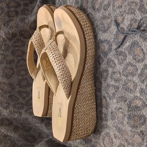 Volatile Island Shoes Size 9